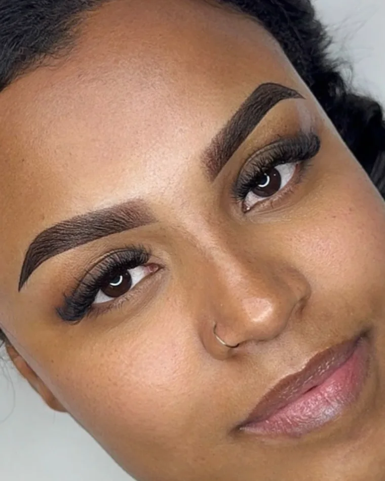 Sobrancelha com micropigmentação shadow