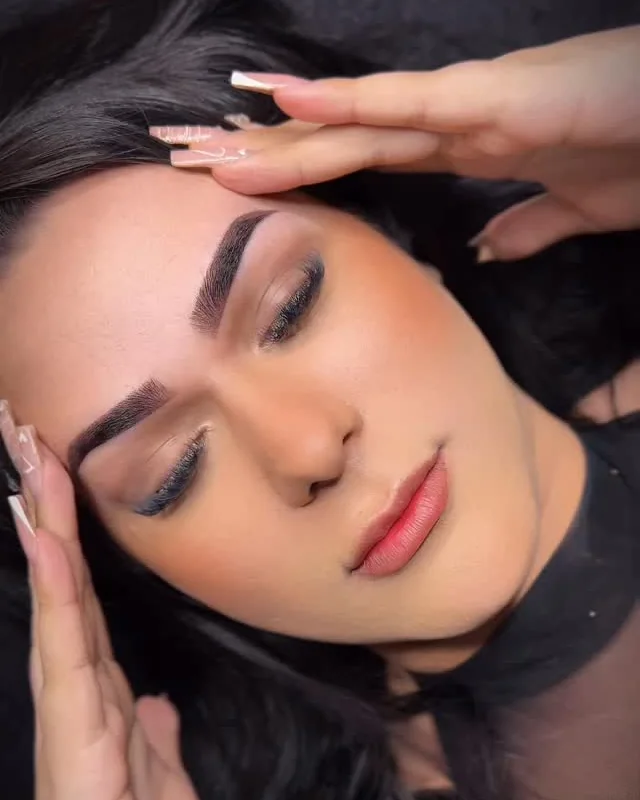 Cliente no studio com sobrancelha e cílios prontos