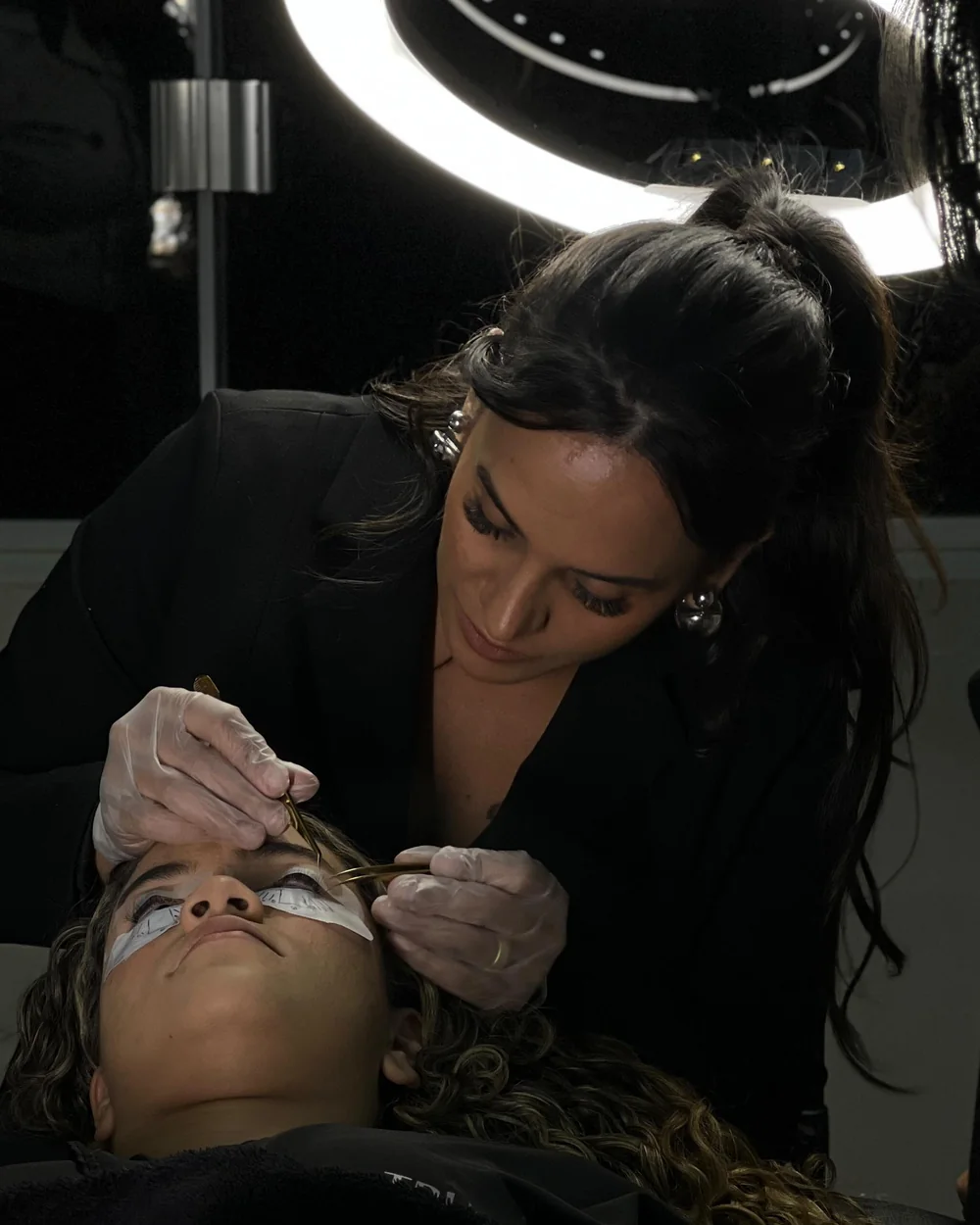 Stella Hirle durante um atendimento no studio